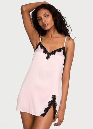 Пеньюар рожевий сатиновий з мереживом victoria's secret satin lace-trim mini slip розмір s