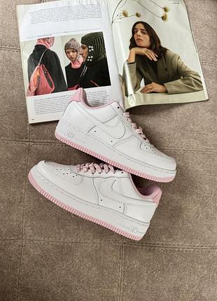 Стильні жіночі кросівки nike air force 1 low white pink