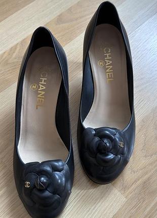 Чорні жіночі, шкіряні туфлі chanel із камеліями, оригінал 38 розмір (маломірять), одягнені один раз.