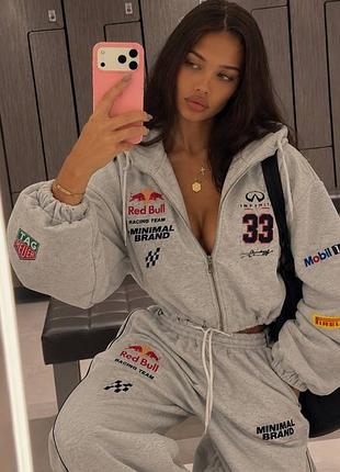 Стильный спортивный костюм в гоночной эстетике 🏎️