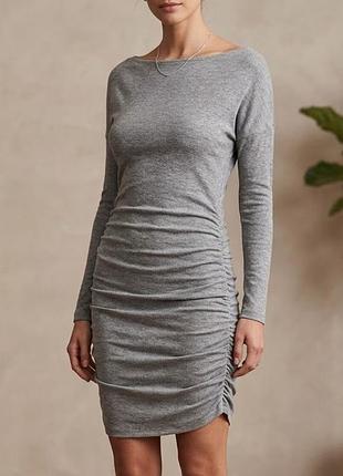 Сіра трикотажна сукня міні bershka з драпуванням збоку (xs).