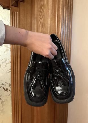 Лофери жіночі zara чорні лаковані з пензликами на платформі