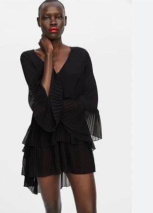 Коротка жіноча сукня zara чорна плісирована з воланами