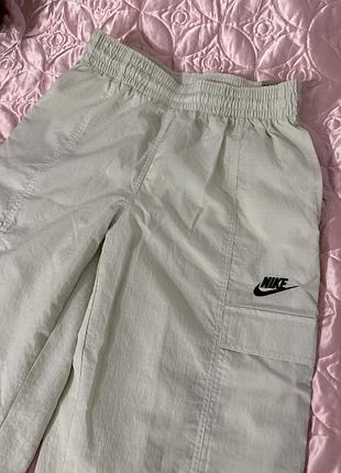 Жіночі спортивні штани карго nike sportswear woven cargo pants fn7696-020 світлому кольорі