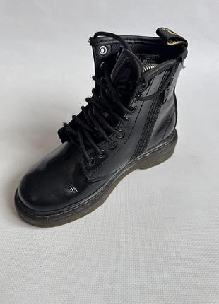 Шкіряні лаковані чобітки dr. martens 7