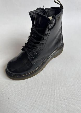 Шкіряні лаковані чобітки dr. martens 6