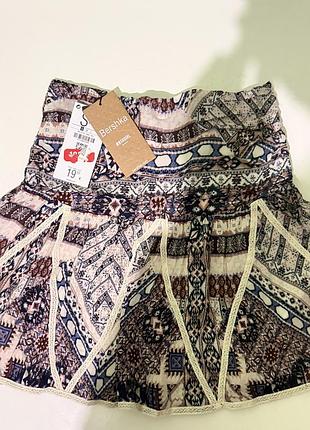 Коротка жіноча спідниця бренду bershka