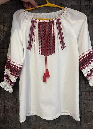 Вишиванка жіноча біла з червоно-чорною геометричною вишивкою та мереживом