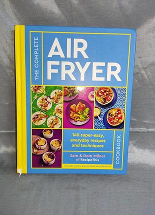 Кулінарна книга the complete air fryer cookbook (140 рецептів для аерогриля) англійською мовою в твердій палітурці.