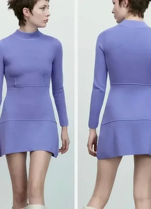 Трикотажное платье-скейтер от бренда zara сиреневое (сиреневого) цвета с высоким воротником (мок-нек) и длинными рукавами