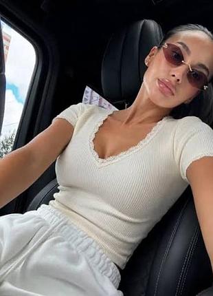 Жіноча футболка stradivarius молочна з мереживом та v-подібним вирізом