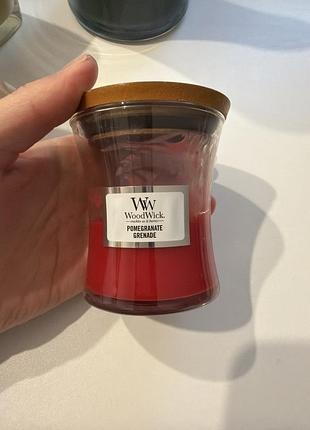 Свічка woodwick pomegranate 85г ароматична зі скляним свічником та дерев'яним гнітом