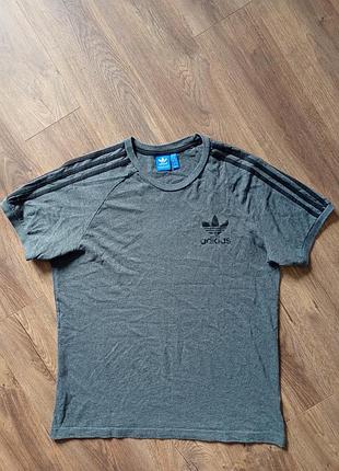 Брендова футболка adidas.