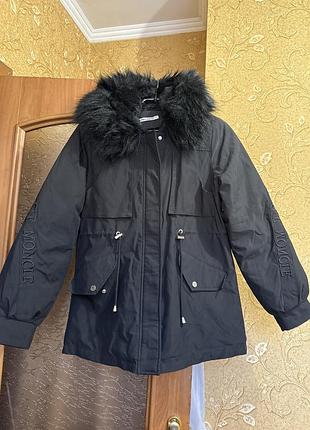 Парка жіноча moncler чорна з хутром та написами