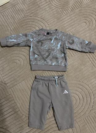 Спортивний костюм для хлопчика adidas сірий з динозаврами 3-6 місяців