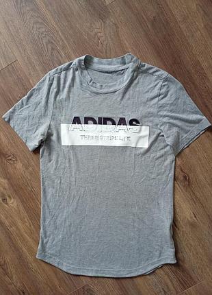 Брендовая футболка adidas.
