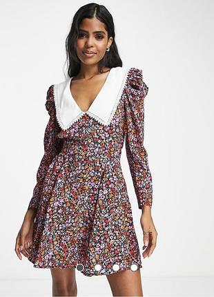 Коротка жіноча сукня asos design з квітковим принтом та білим коміром