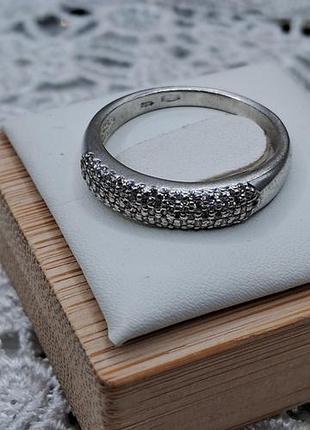 Серебряная кольца с цирконием 925 украин. в красивом состоянии.вес 2,80 г размер 18,2