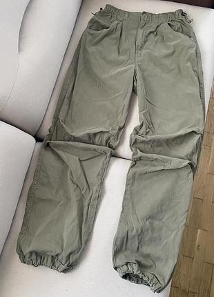 Штани/ брюки  парашути хакі  bershka