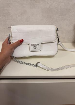 Жіноча сумка prada  біла ,через плече