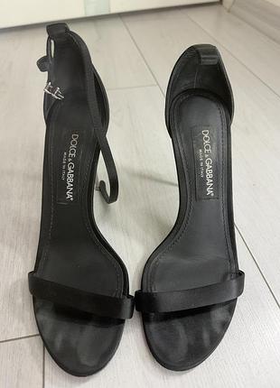 Босоніжки жіночі dolce & gabbana чорні атласні на шпильці