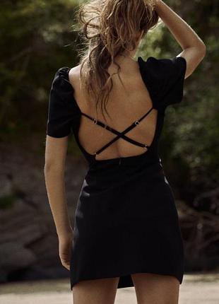 Коротка чорна сукня з відкритою спинкою zara