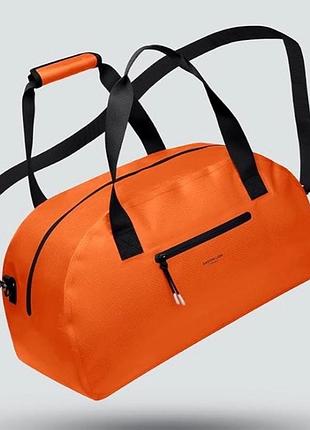 Спортивно-дорожня сумка gaston luga lightweight duoseal duffel у яскравому вогняно-помаранчевому кольорі.