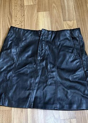 Шкіряна міні-спідниця zara (розмір s / 36) з екошкіри