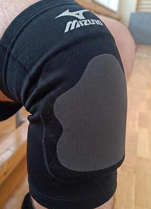 Волейбольные наколенники mizuno open back kneepad (размер m, сток / состояние новых)