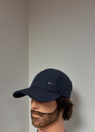 Кепка з металевим лого nike