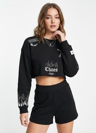 Черный укороченный свитшот jk attire с принтом chaos и надписями (размер s)