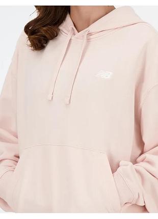Женское худи  овер new balance sport essentials french terry small logo hood нежно-розового цвета