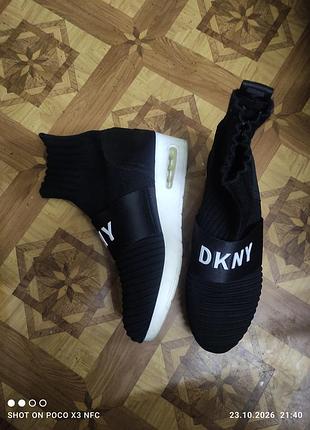 Кросівки-шкарпетки на танкетці від бренда dkny (модель dkny anna wedge sneakers/chelsea ankle boots жіночі чорні