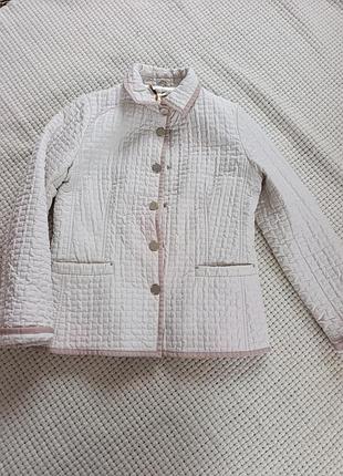 Жіноча стьобана куртка світла осіння