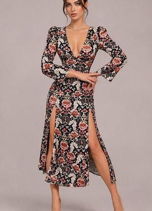 Розпродаж сукня prettylittlething міді з двома розрізами