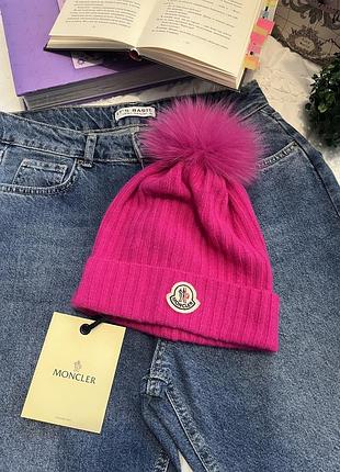 В'язана зимова шапка від елітного бренду moncler яскраво-рожевого (фуксія) кольору.