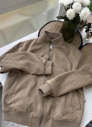 Замшевий бомбер куртка
