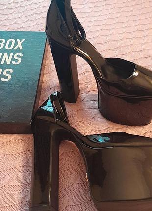 Чорні туфлі giaro на платформі 37 р