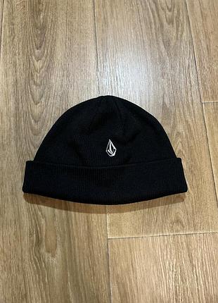 Шапка volcom чорна з вишитим логотипом, one size