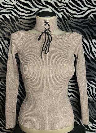 Жіночий светр у рубчик з відкритими плечима та шнурівкою