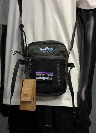 Patagonia сумка мессенджер серого цвета 20х15 см