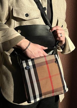 Сумка-месенджер burberry з принтом клітка чорна