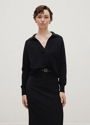 Черный свитер-поло от бренда allsaints cahemere polo, выполненный в расслабленном стиле оверсайз.