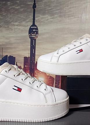 Жіночі білі шкіряні кеди на високій платформі tommy jeans flatform ess. артикул: en0en02043, розмір 36, довжина устілки 23 см, натуральна шкіра