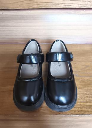 Туфлі для дівчинки clarks чорні лаковані на липучці
