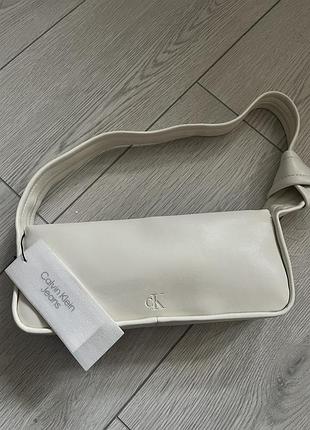 Сумка жіноча calvin klein jeans багет молочна