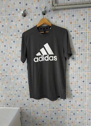 Футболка adidas.