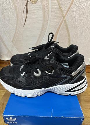 Кросівки adidas чорні
