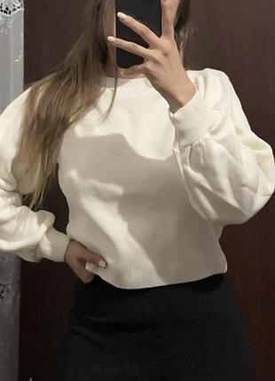 Светр з обʼємним рукавом