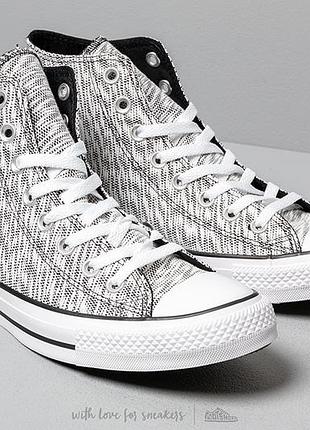 Високі кеди converse chuck taylor all star (зокрема модель із серії woven / distortion knit у чорно-білому/сірому кольорі з текстильним верхом).